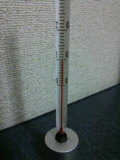 部屋に置いてる温度計